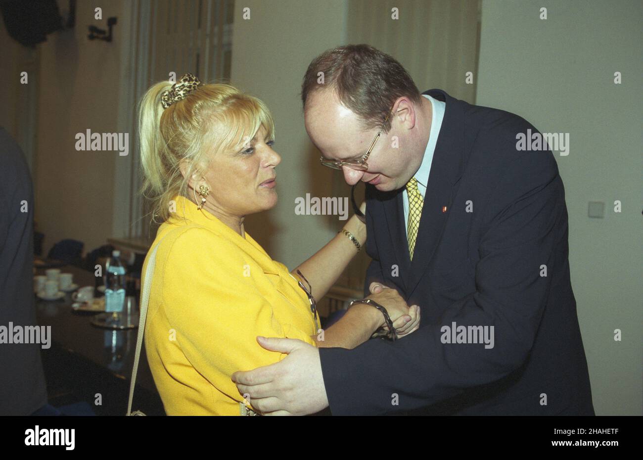 Warszawa 15.05.2002. Konferencja prasowa w Centrum Prasowym Polskiej Agencji Informacyjnej (ul. Bagatela 12) promuj¹ca i Œwiatowy Zjazd Gdañszczan 24-26 maja 2002 r. NZ. Aktorka Dorota Staliñska i prezydent Gdañska Pawe³ Adamowicz. uu PAP/Grzegorz Rogiñski Varsavia 15 maggio 2002. Conferenza stampa presso il Centro Stampa dell'Agenzia Polishn dell'informazione (12 Bagatela St.) per promuovere il primo Congresso Mondiale dei nativi di Danzica il 24-26 maggio 2002. Nella foto: L'attrice Dorota Stalinska e il sindaco di Danzica Pawel Adamowicz. uu PAP/Grzegorz Roginski Foto Stock