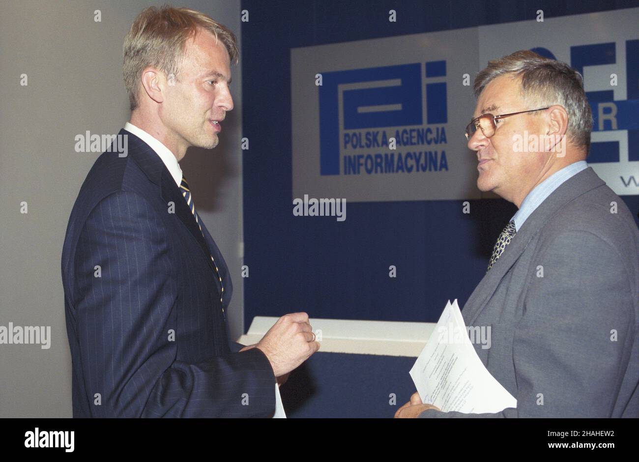 Warszawa 23.05.2002. Konferencja prasowa ambasadorów Litwy, £otwy i Estonii, akredytowanych w RP, w Centrum Prasowym Polskiej Agencji Informacyjnej przy ul. Bagatela. ambasador Estonii w RP Aivo Orov (L) i Dyrektor Centrum Prasowego PAI Stanis³aw £opuszañski (P). uu PAP/Grzegorz Rogiñski Varsavia 23 maggio 2002. Conferenza stampa degli Ambasciatori di Lituania ed Estonia in Polonia presso il centro stampa dell'Agenzia polacca per l'informazione (PAI) in via Bagatela. Nella foto: Ambasciatore di Estonia in Polonia Avivo Orov (a sinistra) e direttore del centro stampa PAI Stanislaw Lopuszanski (a destra). uu PAP/Grzegorz Foto Stock