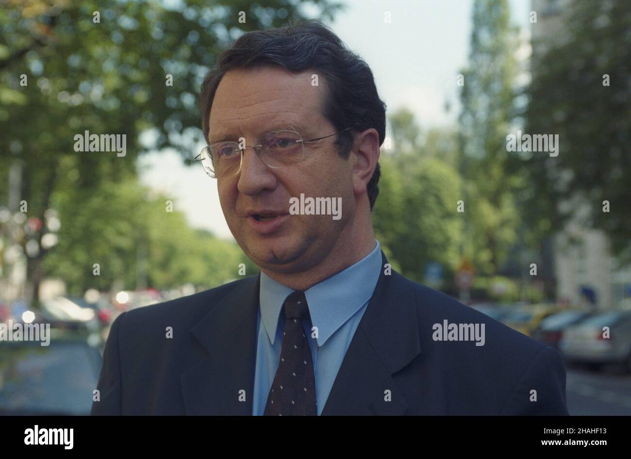 Warszawa 05.06.2002. WicePremier i ministro infrastruktury Marek Pol przed konferencj¹ prasow¹ w Polskiej Agencji Informacyjnej przy ul. Bagatela. uu PAP/Grzegorz Rogiñski Varsavia 05 giugno 2002. Conferenza stampa del vice primo Ministro e Ministro delle infrastrutture presso il governo di Leszek Miller, Marek Pol, presso il centro stampa dell'Agenzia dell'informazione polacca (PAI), in via Bagatela, uu PAP/Grzegorz Roginski Foto Stock