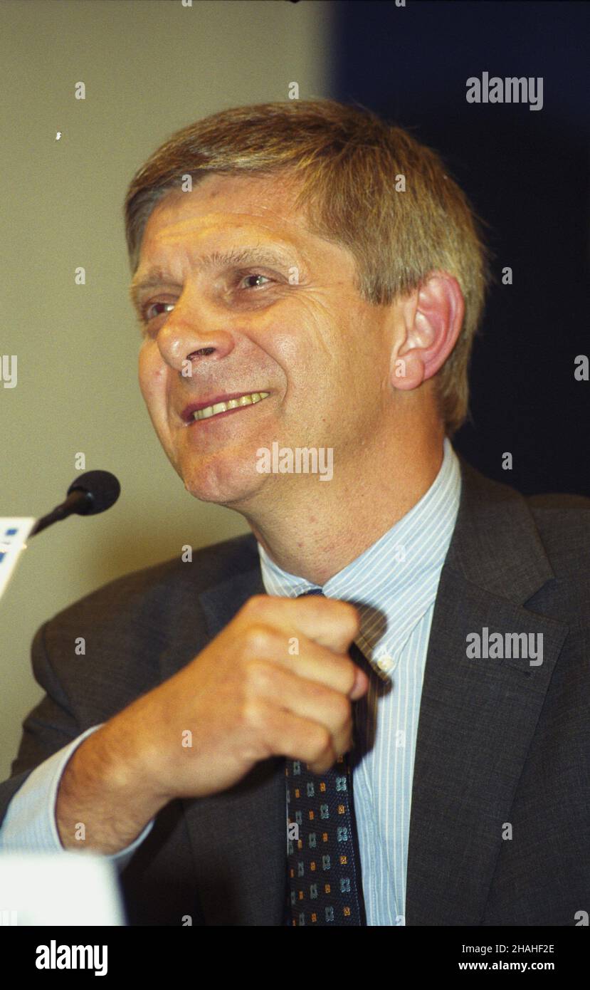 Warszawa 14.06.2002. Konferencja prasowa wicepremiera i ministra finansów w rz¹dzie Leszka Millera Marka Belki (nz.) w Centrum Prasowym Polskiej Agencji Informacyjnej przy ul. Bagatela. uu PAP/Grzegorz Rogiñski Varsavia 14 giugno 2002. Conferenza stampa del vice primo ministro e ministro delle Finanze Marek Belka (nella foto) presso l'Agenzia Polacca per l'informazione (PAI), presso la via Bagatela, uu PAP/Grzegorz Roginski Foto Stock