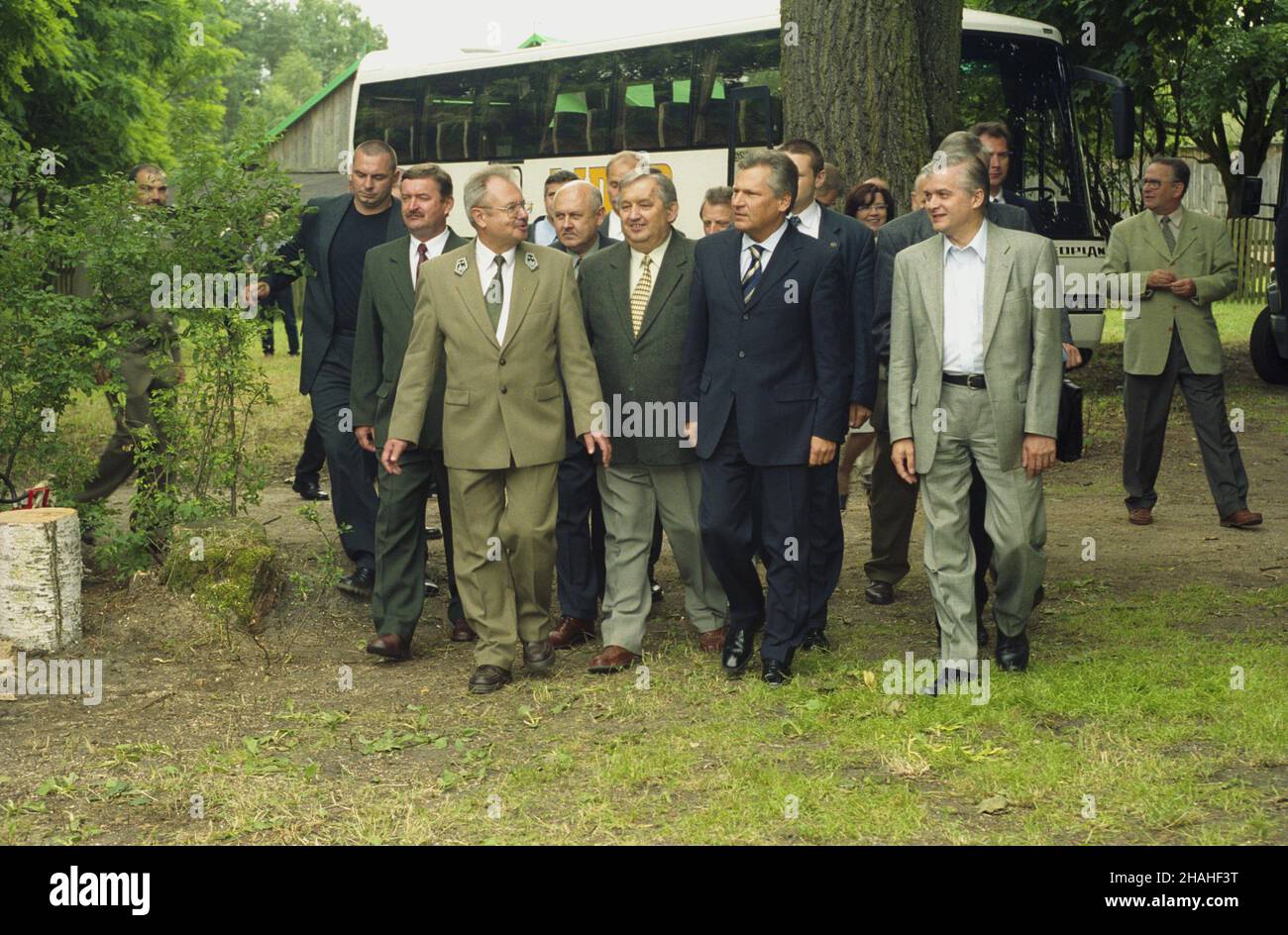 Polska 24.06.2002. Prezentacja lokalnych potraw tradycyjnych w gospodarstwie agroturystycznym Anny i Arkadiusza Oliszewskich Leœniczówka Cary¿ WE wsi Rzy (gm. Sochocin). Goœæmi specjalnymi spokania byli prezydent RP Aleksander Kwaœniewski oraz 15 ambasadorów pañstw Unii Europejskiej. NZ. Na pierwszym planie m.in. prezydent RP Aleksander Kwaœniewski (2P), ministro spraw zagranicznych W³odzimierz Cimoszewicz (P). uu PAP/Grzegorz Rogiñski Polonia 24 giugno 2002. La presentazione di piatti tranditinali presso la fattoria agro-turistica Paryz (Parigi) forestale di proprietà di Anna e Arkadiusz Oliszewski in t Foto Stock