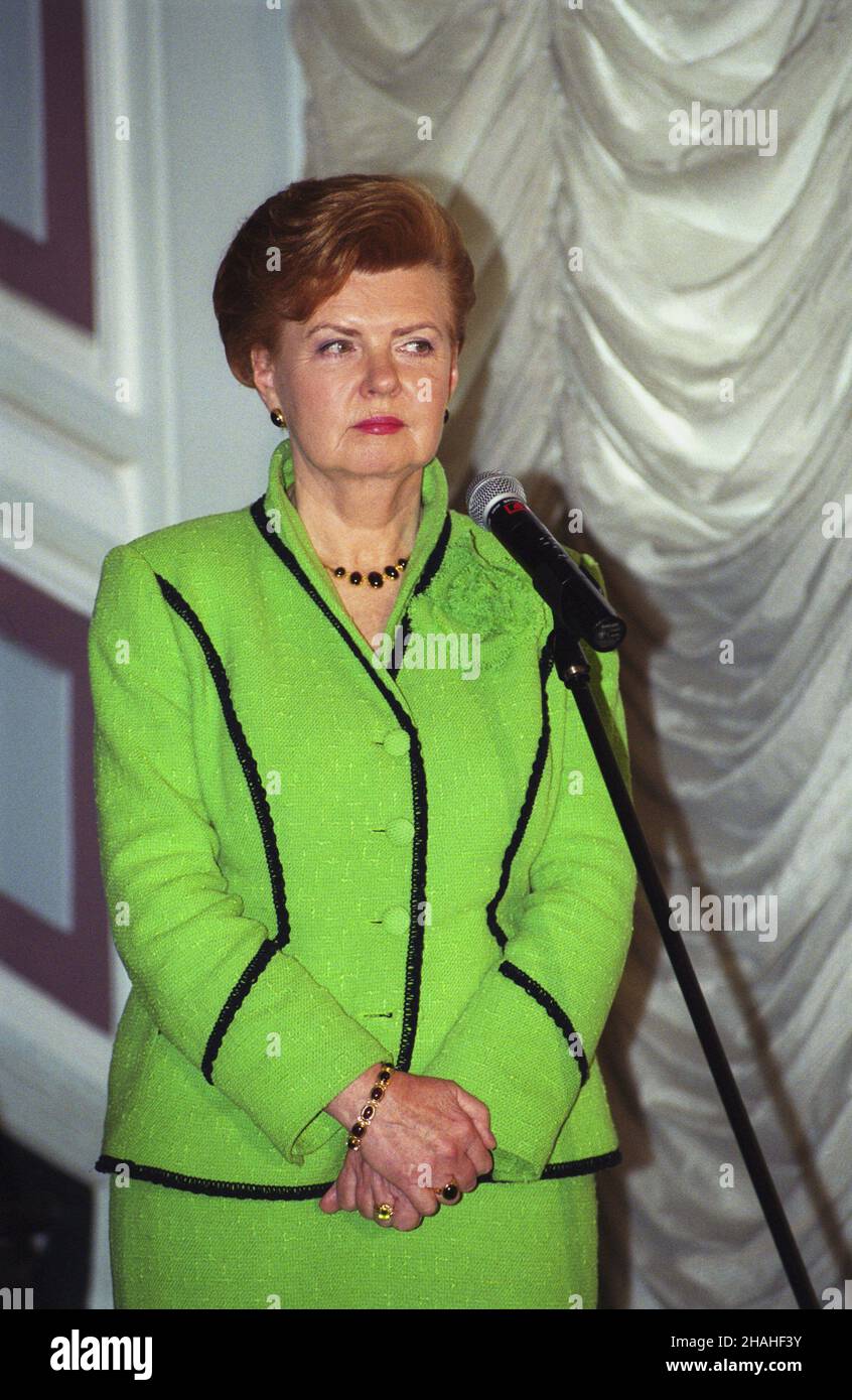 £otwa Ryga 05.07.2002. Szydenta RP Aleksandra Kwaœniewskiego z prezydent Republiki €otewskiej Vair¹ Vike-Freiberg¹ (nz.). Prezydent Aleksander Kwaœniewski jest goœciem honorowym szczytu pañstw aspiruj¹cych do NATO, skupionych w Grupie Wileñskiej - Ryga 2002: Most do Pragi. msa PAP/Grzegorz Rogiñski Lettonia riga 05 luglio 2002. Il presidente polacco Aleksander Kwasniewski incontra il presidente lettone Vaira Vike-Freiberga (nella foto). Il presidente Aleksander Kwasniewski è ospite d'onore al vertice dei paesi che aspirano alla NATO affiliati con il cosiddetto gruppo Vilnius - riga 2 Foto Stock