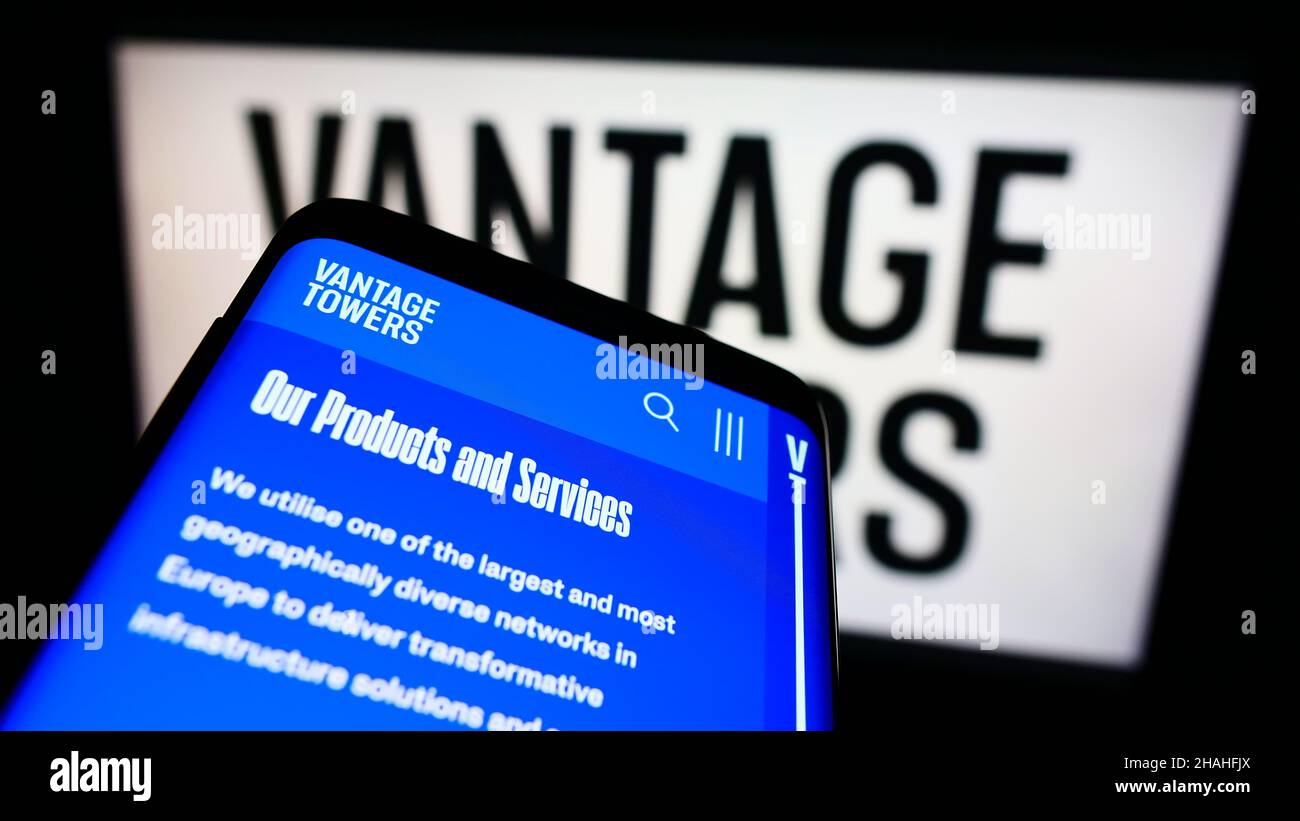 Smartphone con sito web della società tedesca di infrastrutture Vantage Towers AG sullo schermo di fronte al logo aziendale. Mettere a fuoco sulla parte superiore sinistra del display del telefono. Foto Stock