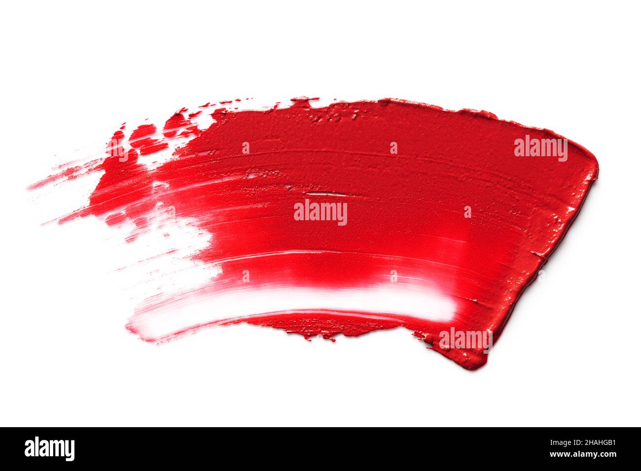 Rossetto rosso macchiato isolato su sfondo bianco. Foto Stock