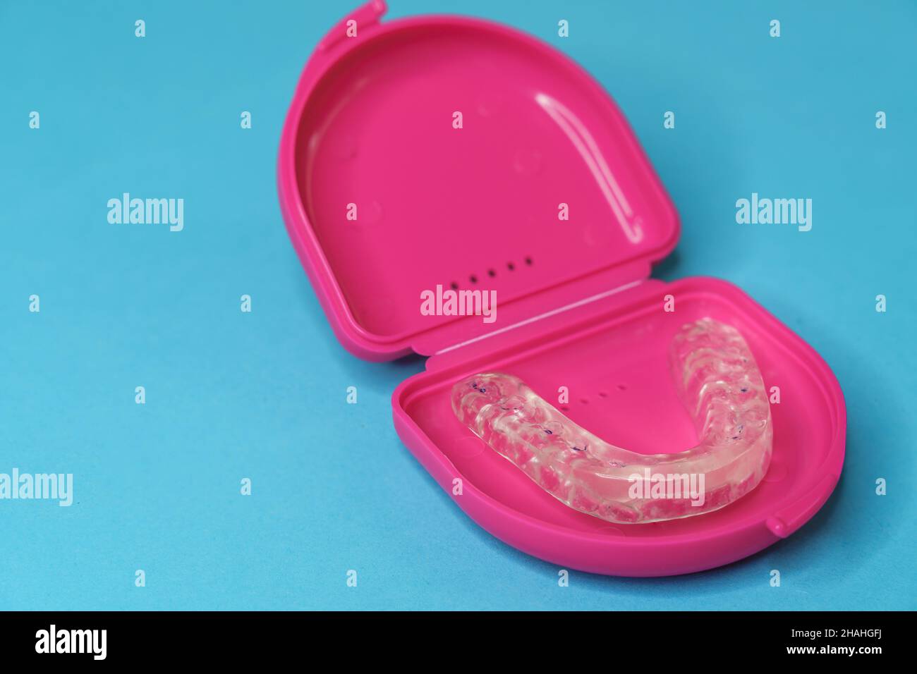 denti di ritenuta dentaria in una scatola rosa Foto Stock