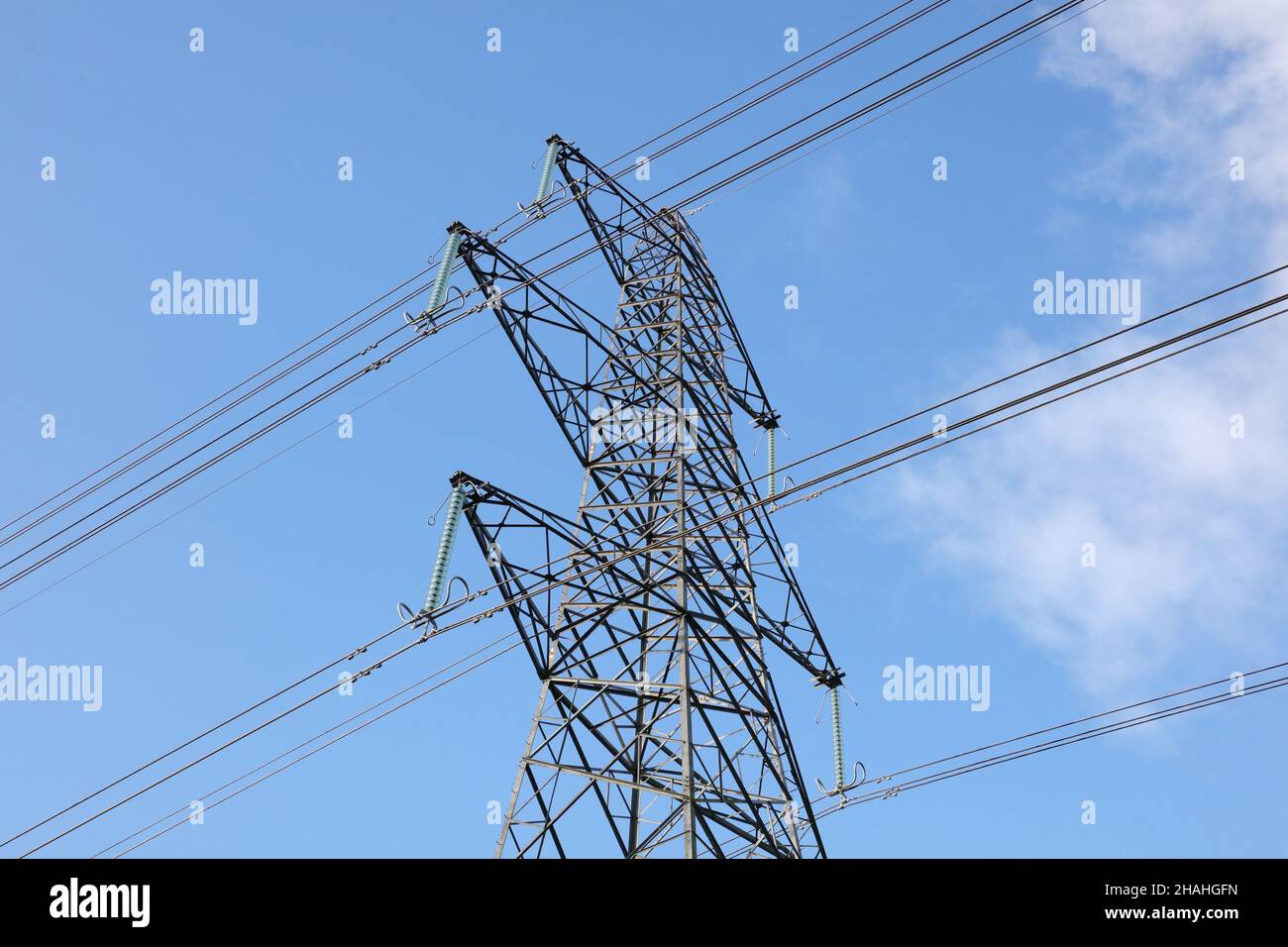 Energia fornita attraverso traliccio elettrico con cavi ad alta tensione. Foto Stock