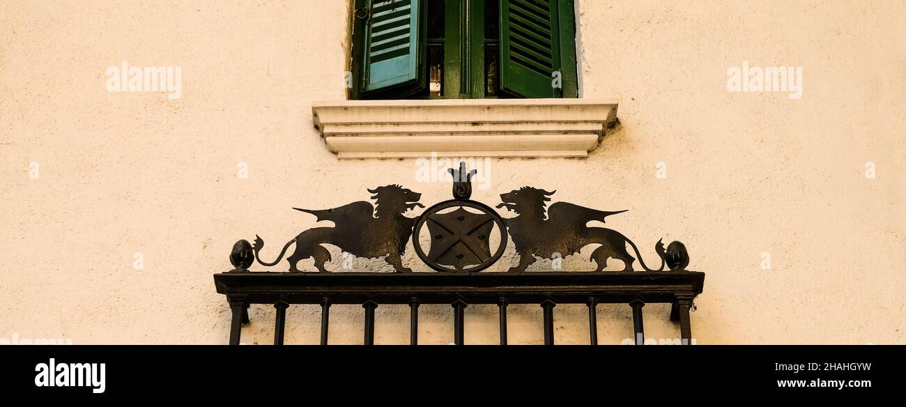 Buenos Aires, Argentina. Nella parte superiore di una finestra, un'opera elaborata di ironcraft di quello che sembra essere un paio di leoni alati o cani. Foto Stock