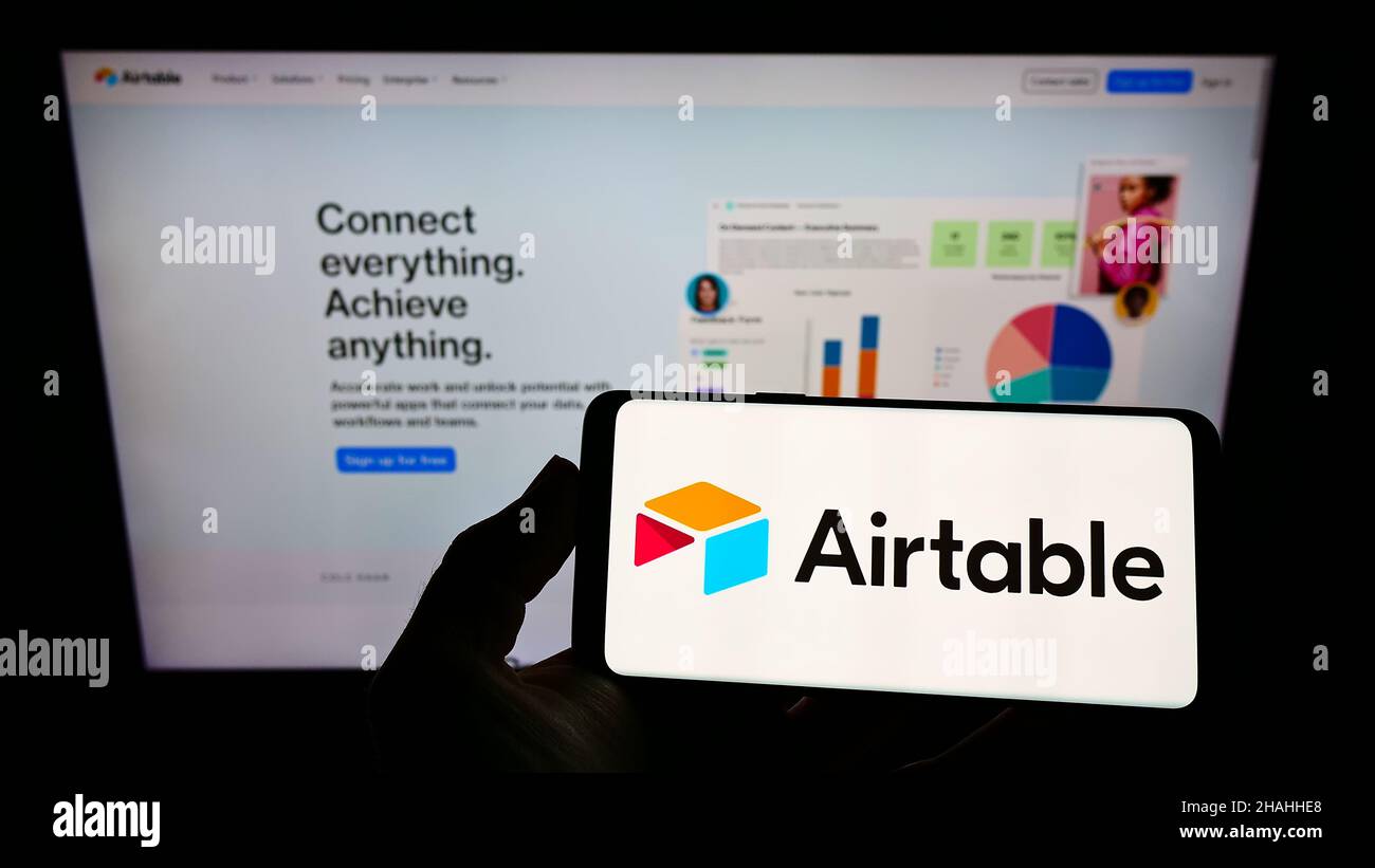 Persona che tiene uno smartphone con il logo della società statunitense Formagrid Inc. (Airtable) sullo schermo di fronte al sito Web. Mettere a fuoco sul display del telefono. Foto Stock