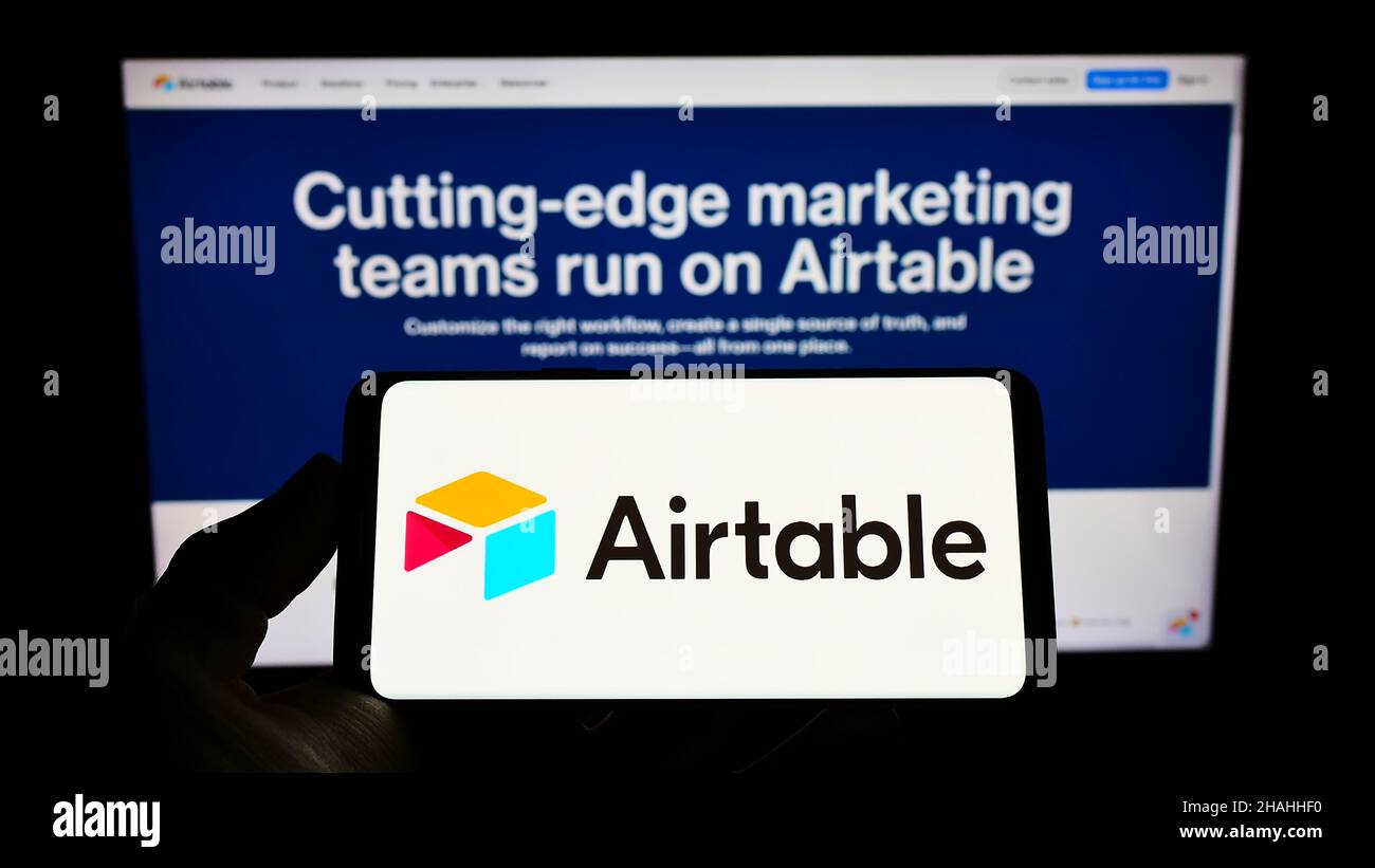 Persona che detiene il telefono cellulare con il logo della società americana cloud Formagrid Inc. (Airtable) sullo schermo di fronte alla pagina web. Mettere a fuoco sul display del telefono. Foto Stock