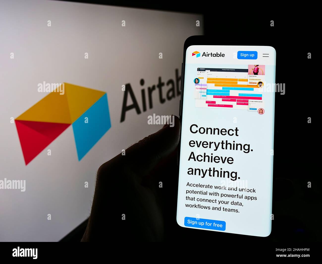 Persona che detiene il cellulare con il sito web della società statunitense cloud Formagrid Inc. (Airtable) sullo schermo di fronte al logo. Concentrarsi sul centro del display del telefono. Foto Stock