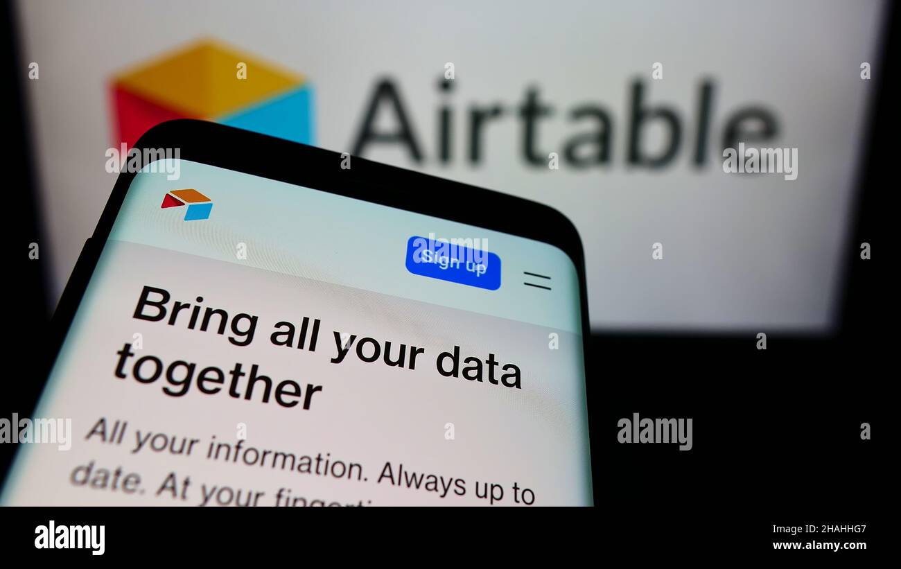 Telefono cellulare con pagina web della società statunitense cloud Formagrid Inc. (Airtable) sullo schermo di fronte al logo aziendale. Mettere a fuoco sulla parte superiore sinistra del display del telefono. Foto Stock