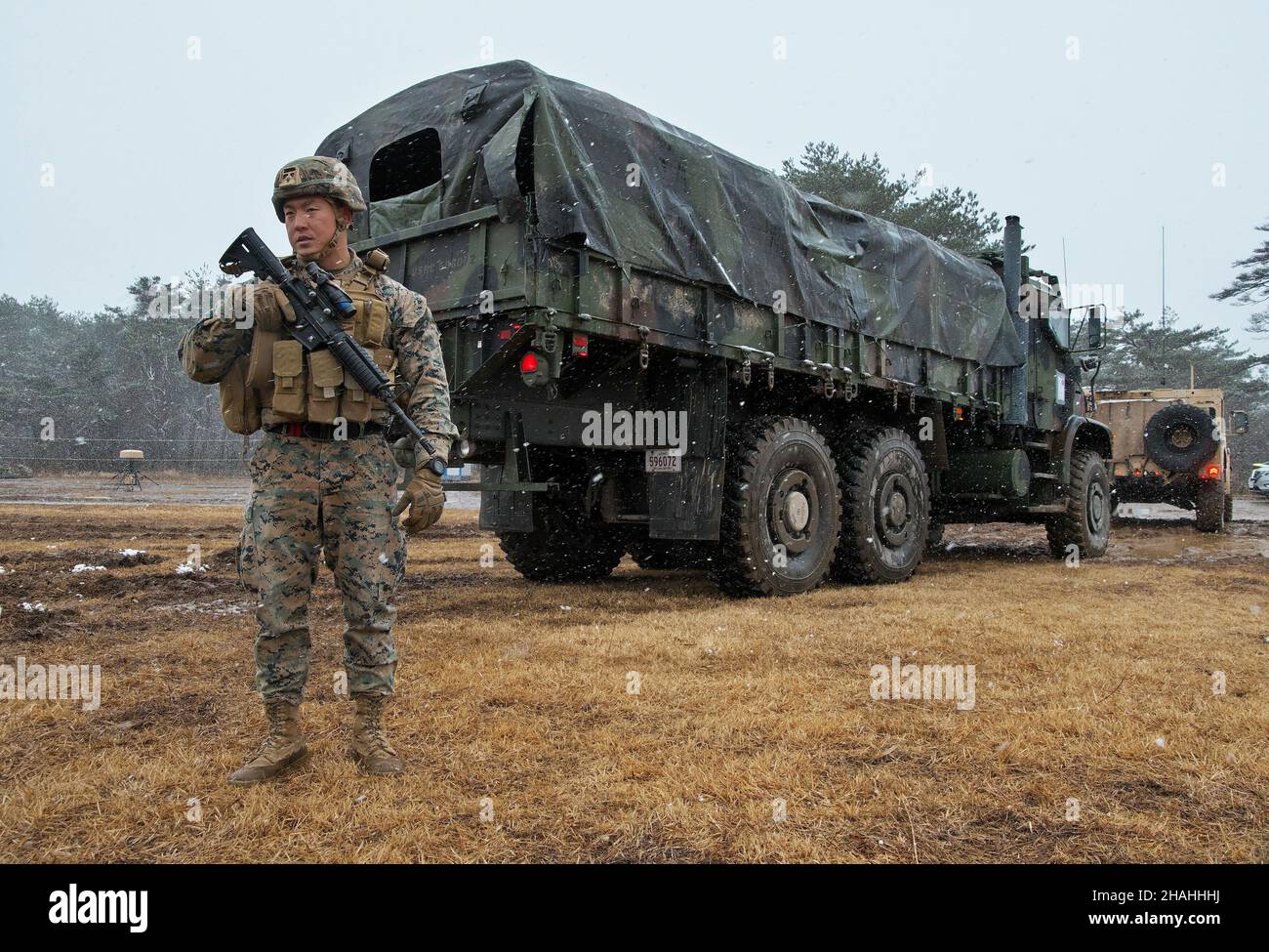 Shikama, Ohira, Taiwa, Giappone. 13th Dic 2021. Il membro delle guardie dello stand dei Marines degli Stati Uniti durante il JGSDF e l'esercizio militare congiunto della Marina degli Stati Uniti 'Resolute Dragon 21' a Ojojihara Proving Grounds in Miyagi-Prefecture, Giappone lunedì 13 dicembre 2021. Foto di Keizo Mori/UPI Credit: UPI/Alamy Live News Foto Stock