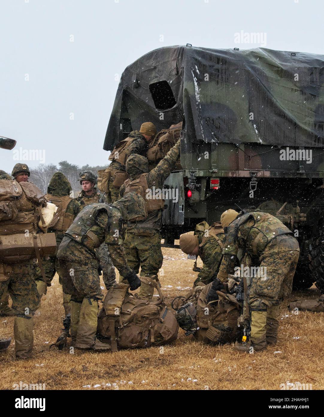 Shikama, Ohira, Taiwa, Giappone. 13th Dic 2021. Il membro dei Marines degli Stati Uniti partecipa al JGSDF e all'esercizio militare congiunto della Marina degli Stati Uniti 'Resolute Dragon 21' presso i centri di prova di Ojojihara nella Prefettura di Miyagi, Giappone lunedì 13 dicembre 2021. Foto di Keizo Mori/UPI Credit: UPI/Alamy Live News Foto Stock