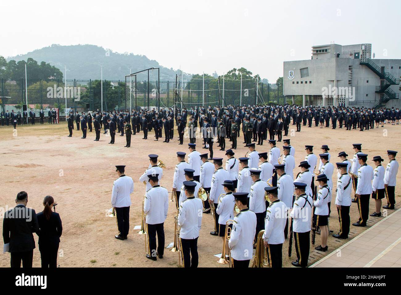Macao. 13th Dic 2021. La gente partecipa a una cerimonia commemorativa per piangere le vittime del massacro di Nanjing in occasione dell'ottava Giornata commemorativa nazionale a Macao, Cina meridionale, 13 dicembre 2021. Il massacro di Nanjing ebbe luogo dopo che le truppe giapponesi catturarono la città il 13 dicembre 1937. Nel corso di sei settimane, hanno ucciso circa 300.000 civili cinesi e soldati disarmati in uno degli episodi più barbarici della seconda guerra mondiale Credit: Xinhua/Alamy Live News Foto Stock