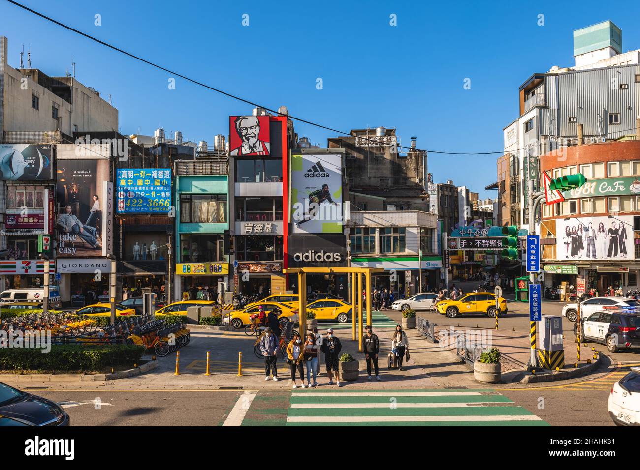 3 dicembre 2021: Quartiere commerciale della stazione di Zhongping a zhongli, città di taoyuan, taiwan. Si tratta di un'area per lo shopping a piedi con una lunghezza totale di Foto Stock