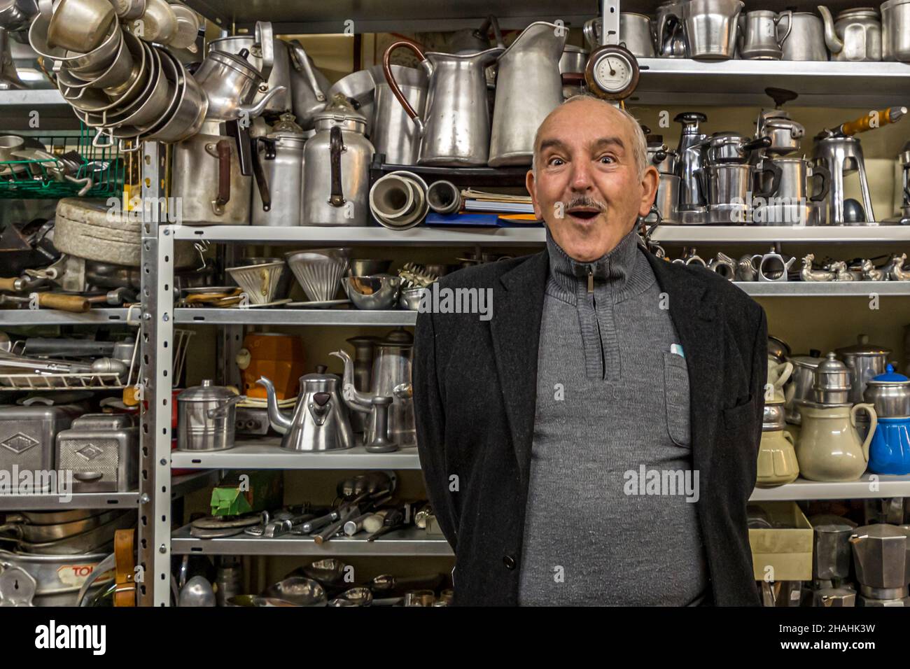 Saint-Chamond, Francia. Kader Zennaf raccoglie oggetti in alluminio nella casa della madre. Ha iniziato a fare questo in giovane età. Da bambino gli fu data una piccola tazza di caffè in alluminio, il metallo francese. Foto Stock