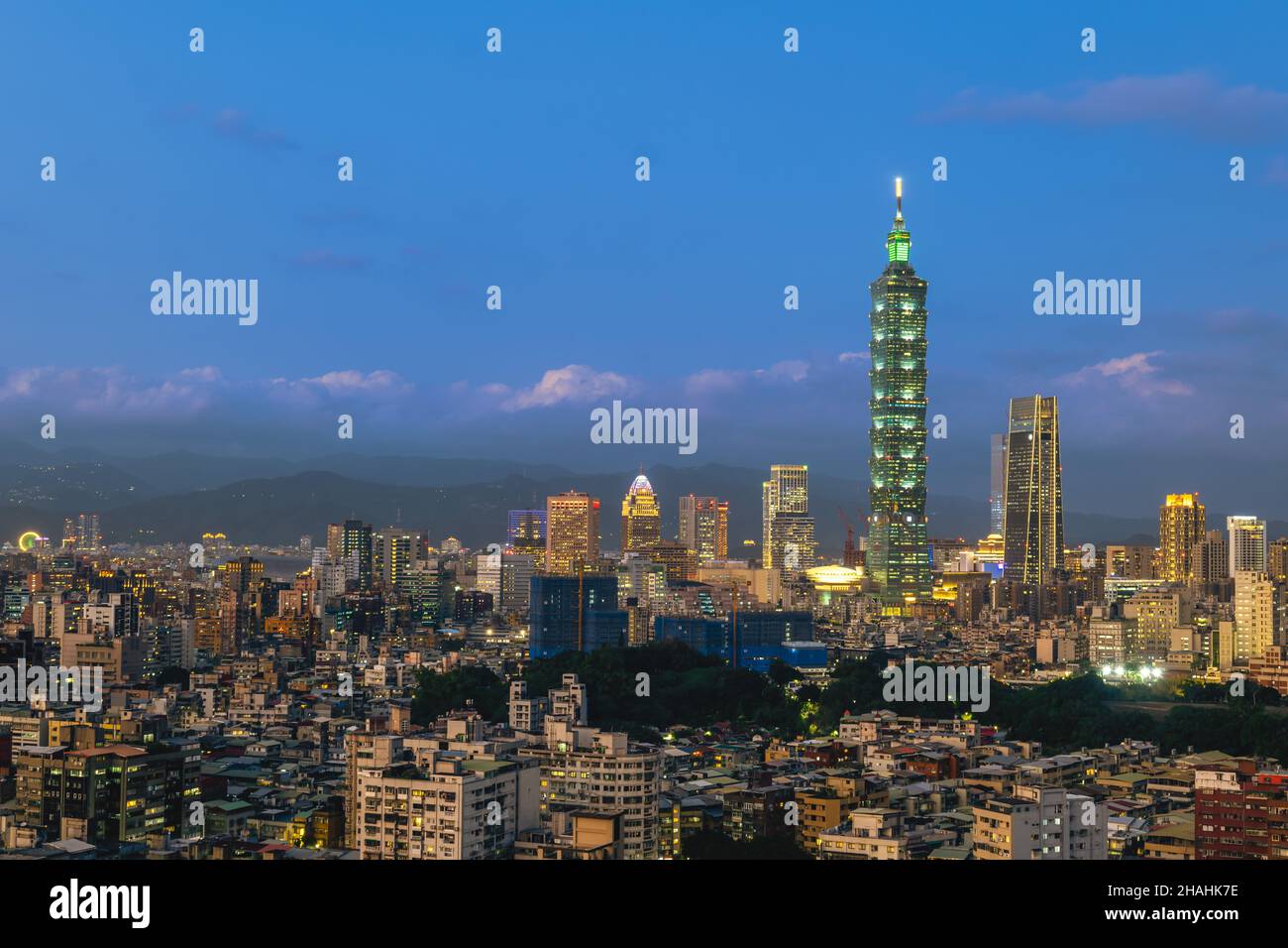 Vista panoramica della città di Taipei di taiwan di notte Foto Stock