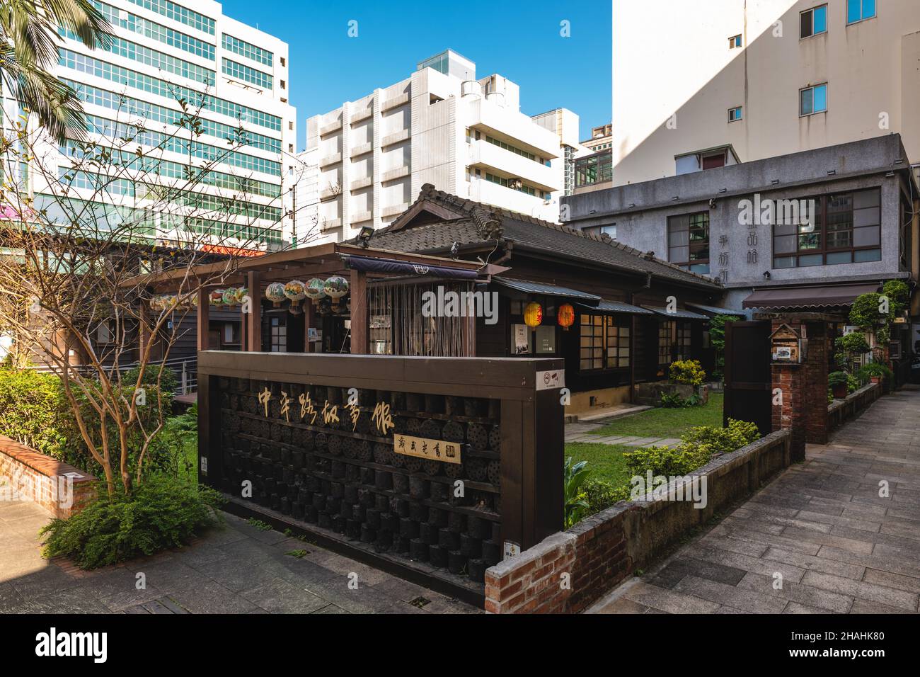 3 dicembre 2021: Zhongping Road Story House, l'ex dormitorio di funzionari pubblici costruito nel 1930 nascosto all'interno del vivace Zhongping shopping di Foto Stock