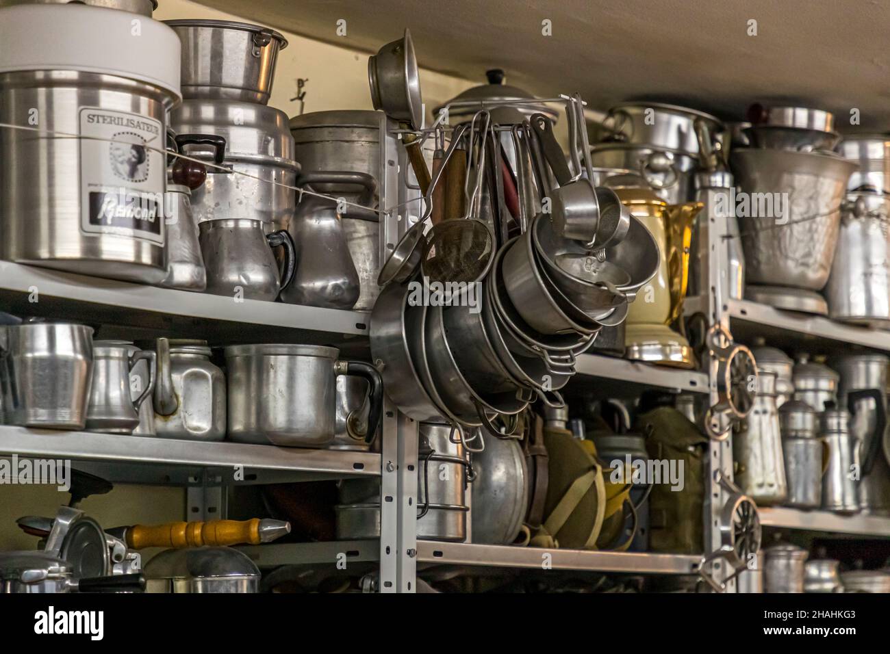 Saint-Chamond, Francia. Kader Zennaf raccoglie oggetti in alluminio nella casa della madre. Ha iniziato a fare questo in giovane età. Da bambino gli fu data una piccola tazza di caffè in alluminio, il metallo francese. Foto Stock