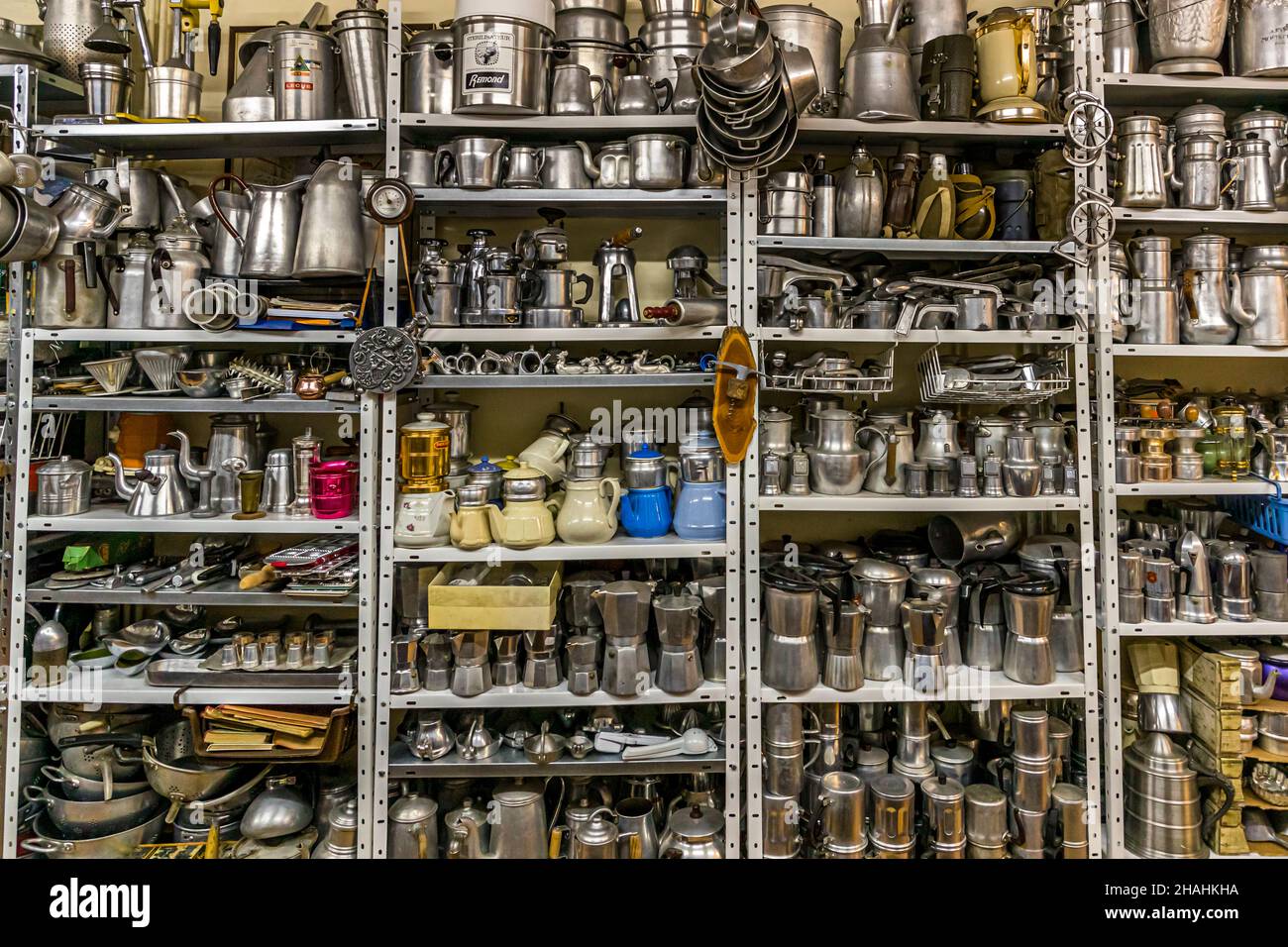 Saint-Chamond, Francia. Kader Zennaf raccoglie oggetti in alluminio nella casa della madre. Ha iniziato a fare questo in giovane età. Da bambino gli fu data una piccola tazza di caffè in alluminio, il metallo francese. Foto Stock