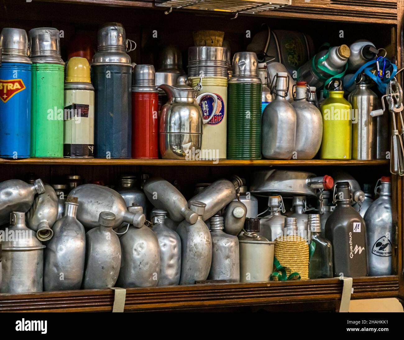 Due poster pubblicitari storici intitolati "L'Aluminium" sono appesi tra scaffali affollati nella collezione privata di Kader Zennaf a Saint-Chamond, nel dipartimento della Loira, in Francia. Ha iniziato a collezionare da bambino, dopo aver ricevuto lui stesso una piccola tazza da caffè in metallo leggero francese. I poster utilizzano illustrazioni per promuovere gli usi del metallo nell'aviazione, nei trasporti e nella casa. Foto Stock