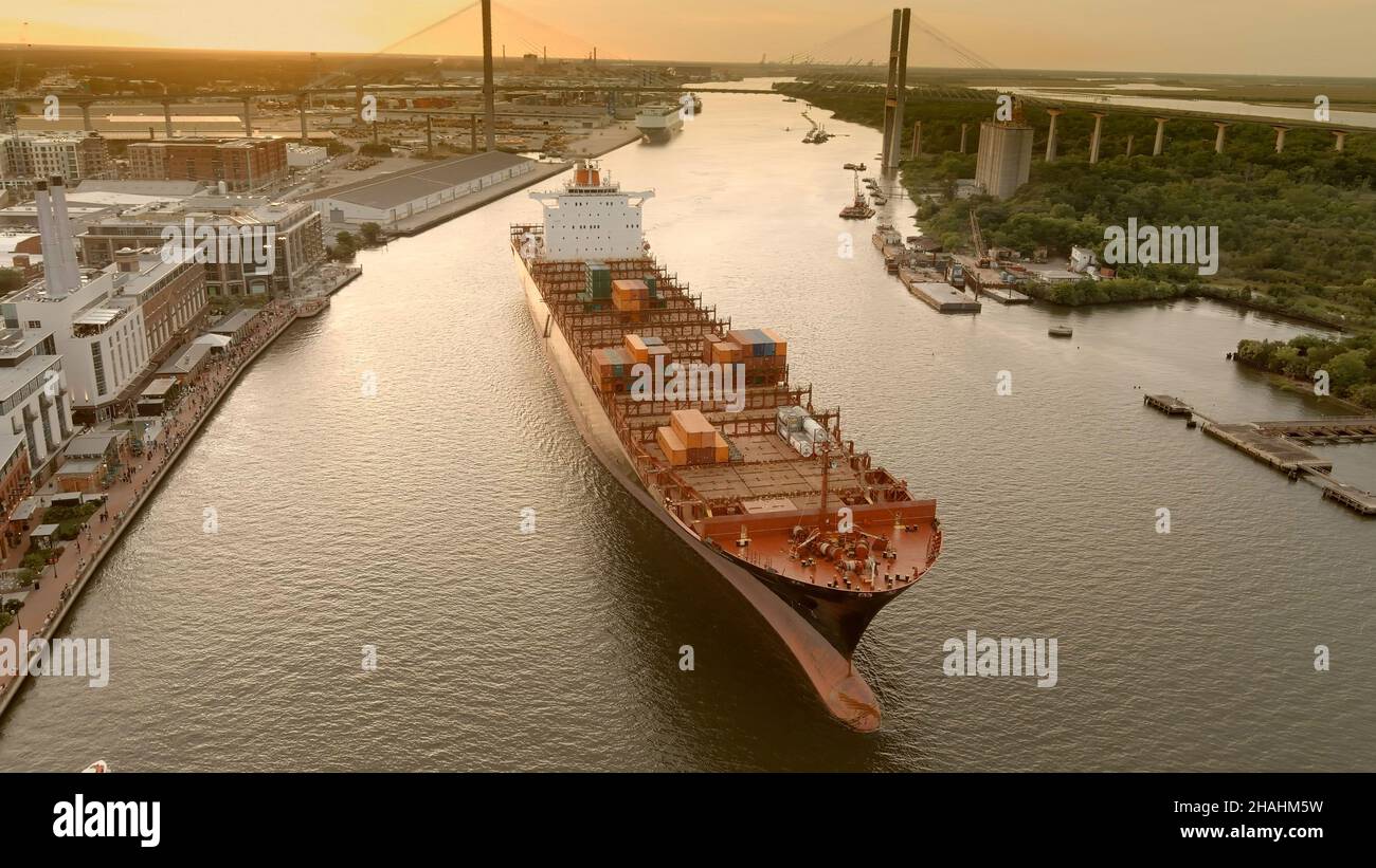 Vista aerea di una nave container per lo più vuota che lascia il porto di Savannah, Georgia, USA. Foto Stock