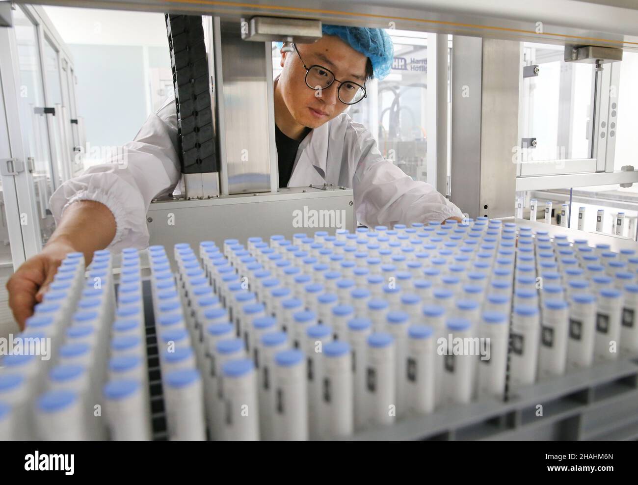 LIANYUNGANG, CINA - 13 DICEMBRE 2021 - Un lavoratore controlla la posizione di un vassoio di alimentazione in un camion di produzione farmaceutica presso l'Hengrui Biomedi Foto Stock