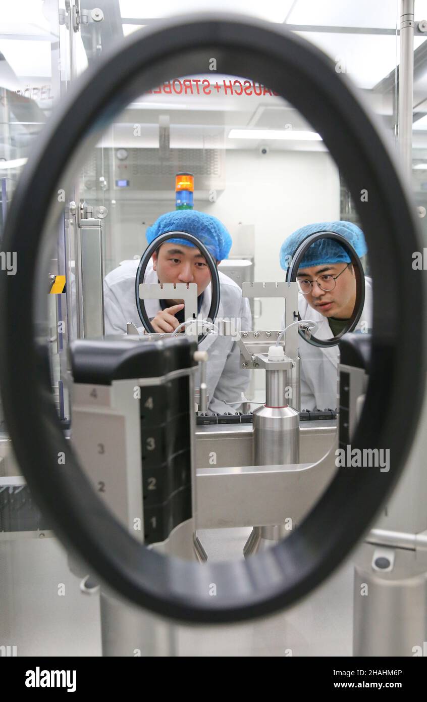 LIANYUNGANG, CINA - 13 DICEMBRE 2021 - Un lavoratore controlla la pista del porta-aghi della riempitrice presso l'officina di preparazione di Hengrui Biomedical I. Foto Stock