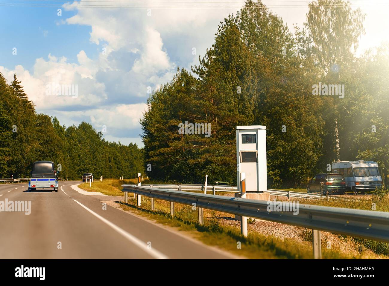 Fotocamera a velocità moderna sulla superstrada. Foto Stock