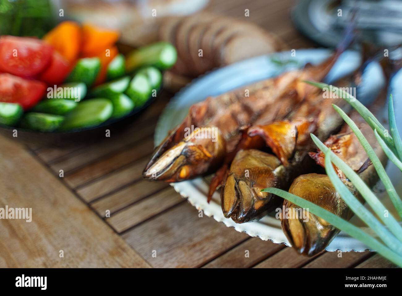 Scomber affumicato caldo e verdure fresche. Foto Stock