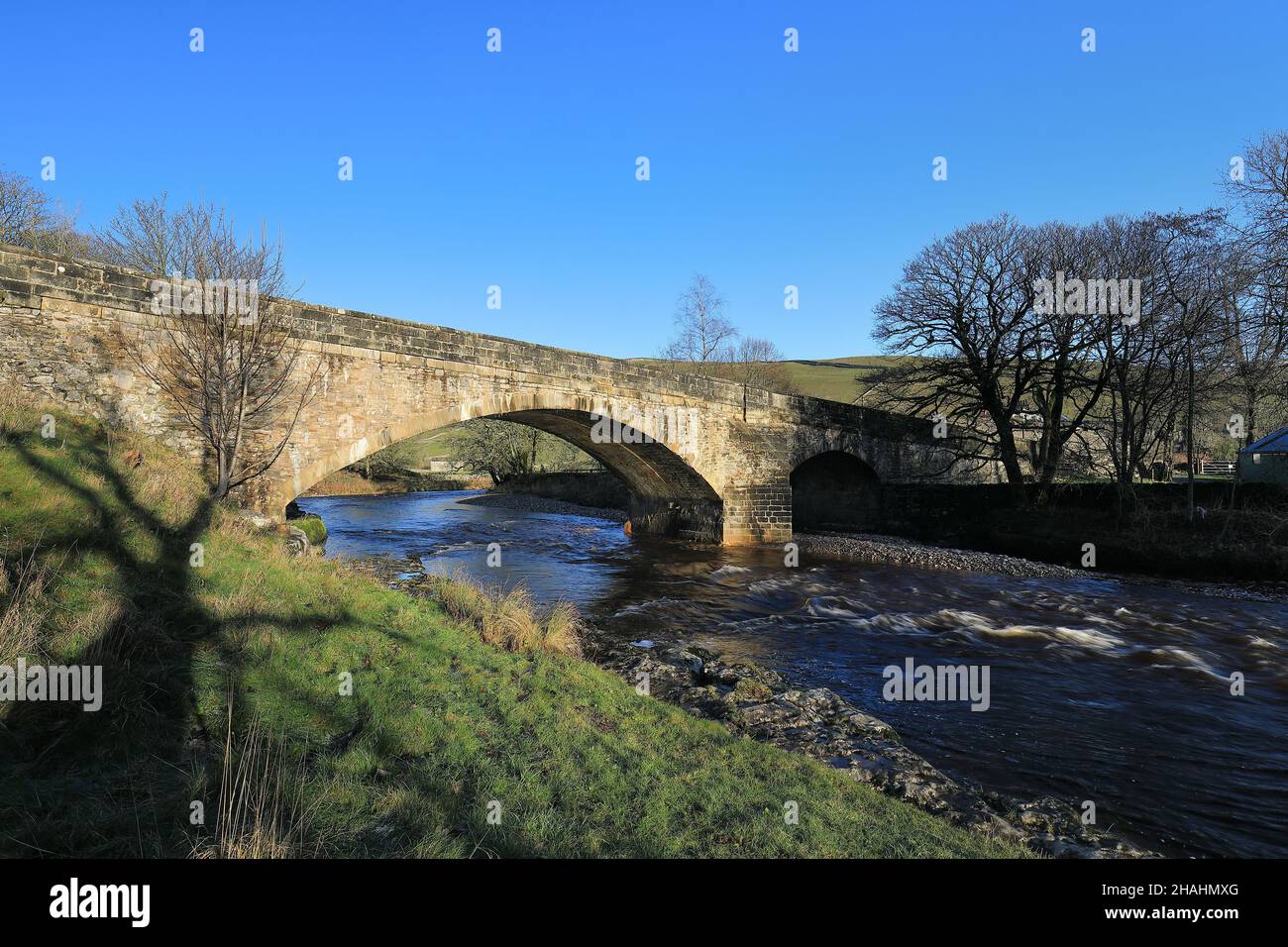 Un ponte di pietra sul fiume Wharfe, a Kettlewell in Upper-Wharfedale, Yorkshire Dales National Park. Foto Stock