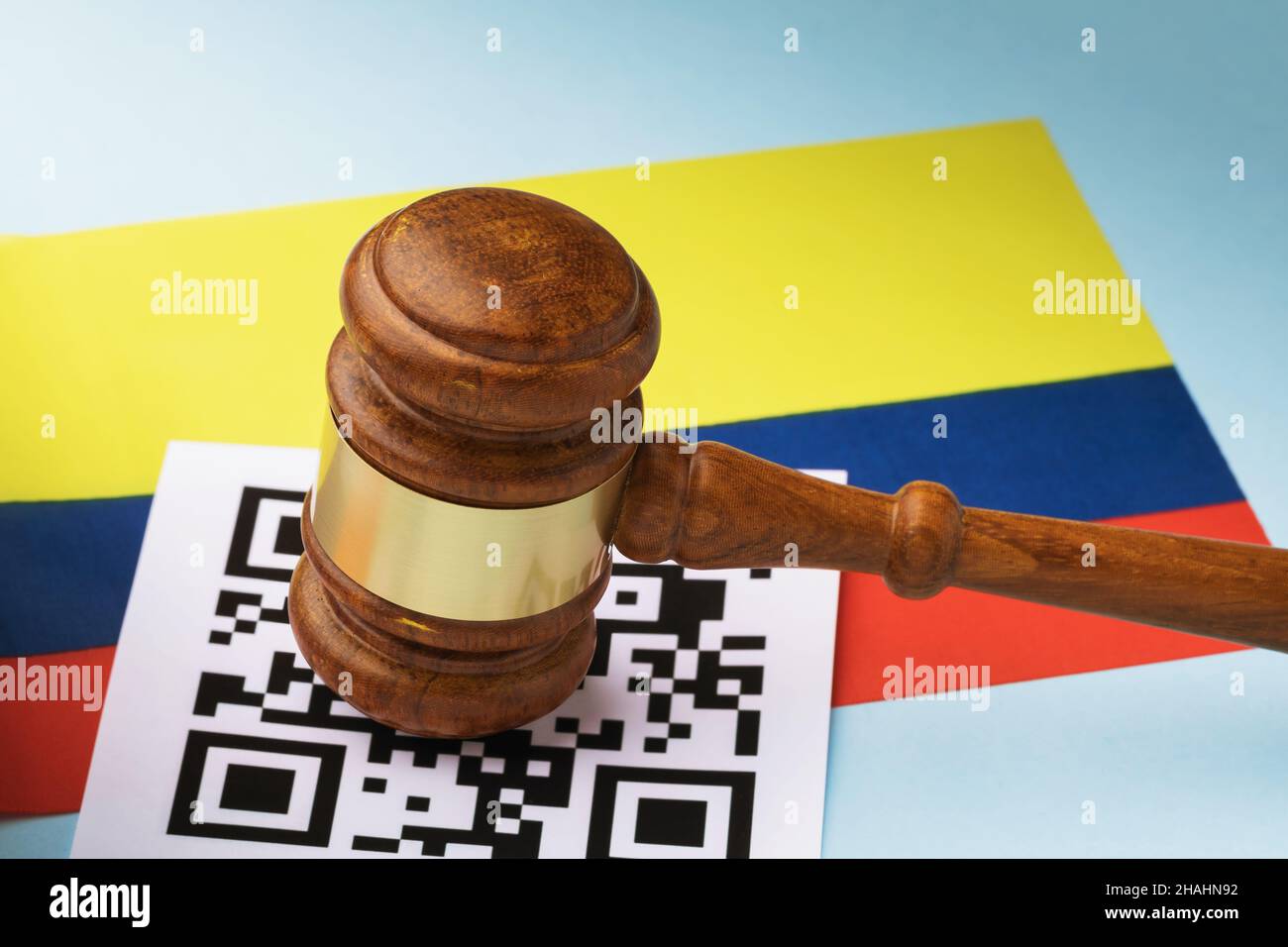 Giudice gavel, scheda del codice a barre e bandiera colombiana, il concetto di punizione amministrativa per violazione del regime utilizzando codici QR in Colombia Foto Stock