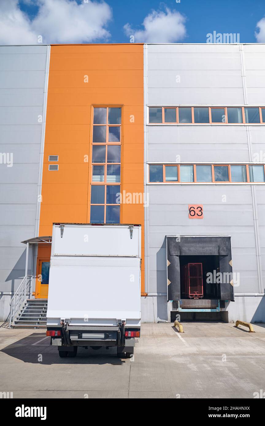 Vista posteriore della vettura parcheggiata in magazzino Foto Stock