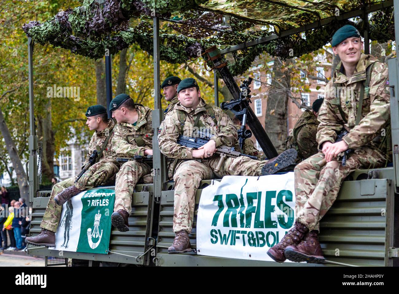 13 novembre 2021, Londra, Regno Unito - Lord Mayor's Show, 7 soldati di fanteria Rifles seduti su un camion, British Army Reserves Foto Stock