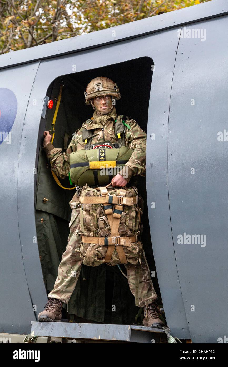 13 novembre 2021, Londra, Regno Unito - Lord Mayor's Show, 4th Battaglione Army Reserve Parachute Regiment soldato standinf alla porta di un velivolo mock Foto Stock