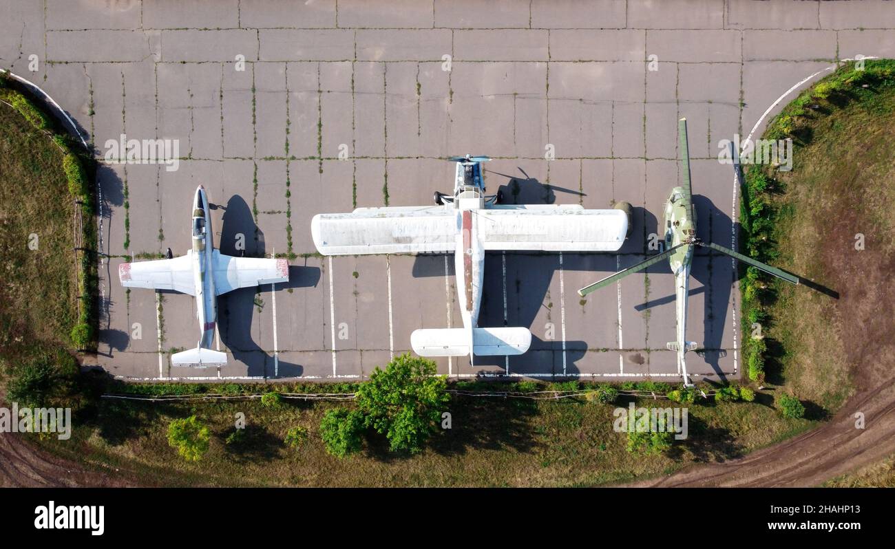 Velivoli sovietici e elicottero parcheggiati nell'area espositiva all'aperto del museo. Aerei militari abbandonati. Foto vista drone. Kharkov, Ucraina - Au Foto Stock
