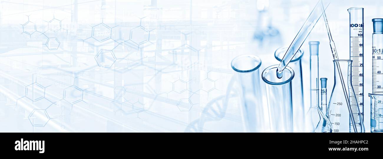 Scena del laboratorio con pipetta, provetta, microscopio, DNA e formule con spazio di copia Foto Stock