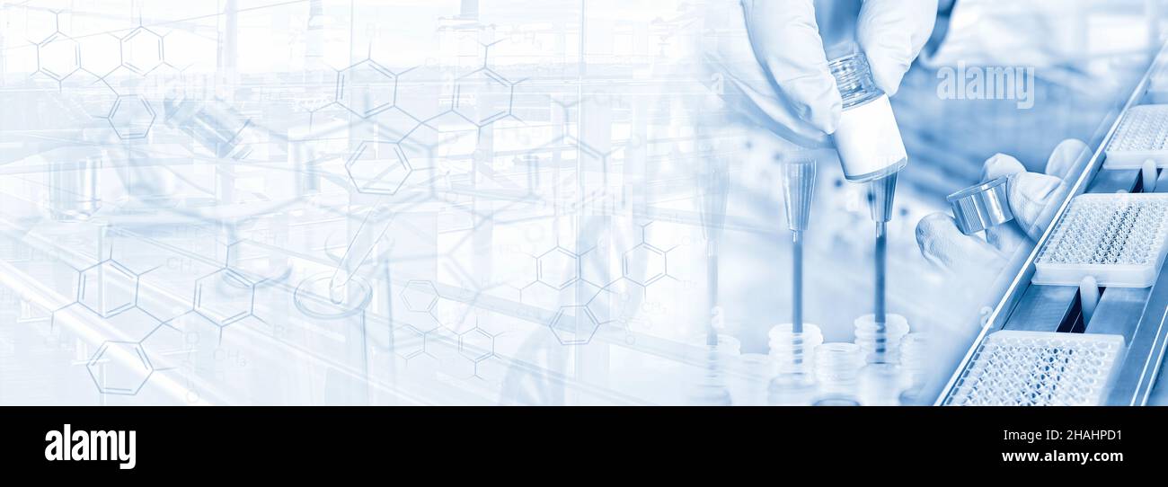 Scienza, ricerca e medicina in laboratorio con apparecchiature come analizzatore, pipetta, microscopio, DNA e formule con spazio di copia Foto Stock