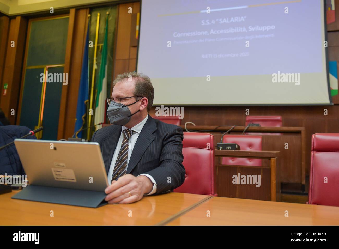 13 dicembre 2021, Rieti, Rieti, Italia: Presentazione della Presidenza del Consiglio dei Ministri del piano S.S. 4 'Salaria' presentato oggi a Rieti. Sono presenti il Presidente della Provincia di Rieti, Mariano Calisse - Claudio di Bernardino, Consigliere per le politiche di ricostruzione della Regione Lazio - Mauro Alessandri, Consigliere per i lavori pubblici e la mobilità della Regione Lazio - Fulvio M. Soccodato Commissario straordinario per la S.S. 4 'Salaria' (Credit Image: © Riccardo Fabi/Pacific Press via ZUMA Press Wire) Foto Stock