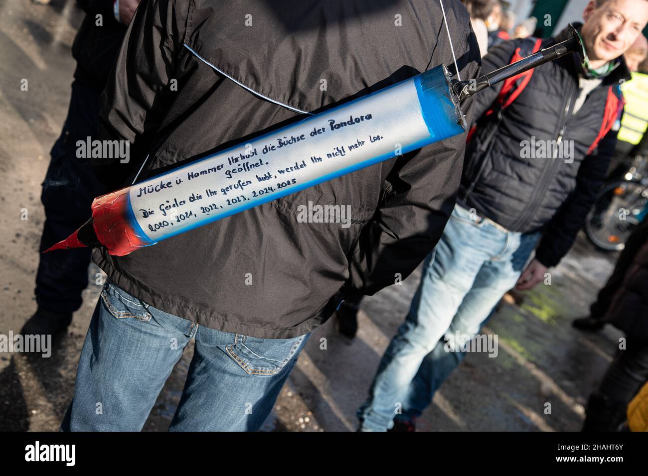 Salisburgo, Austria. 12th Dic 2021. Firma sotto forma di siringa: " Mueckstein & Hammer You opened pandora's box ". Il 12 dicembre 2021 circa 4500 persone hanno partecipato a una manifestazione contro tutte le misure del Covid-19, come le maschere obbligatorie o la vaccinazione obbligatoria a Salisburgo, in Austria. I partiti MFG e FPOe hanno organizzato la protesta. (Foto di Alexander Pohl/Sipa USA) Credit: Sipa USA/Alamy Live News Foto Stock