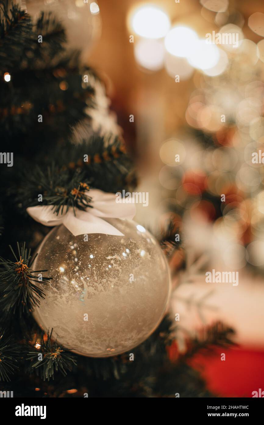 Albero di Natale rami verdi decorati con palla di Natale bianco nevoso. Stagione invernale di nuovo anno. Poster delle festività Foto Stock