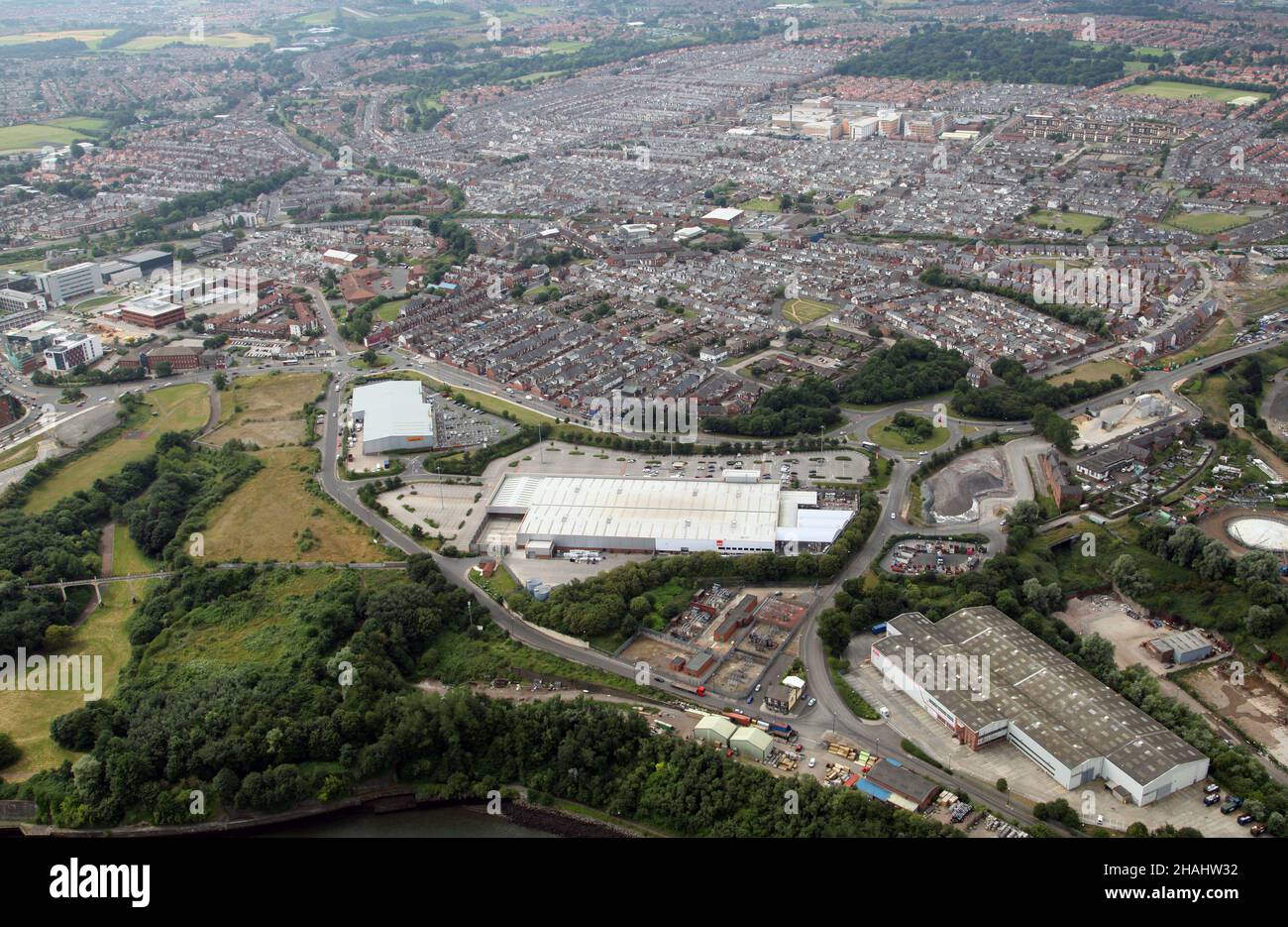 Vista aerea del Trimdon Street Retail Park, Deptford, Sunderland guardando a sud verso Sunderland Royal Hospital, Tyne & Wear Foto Stock