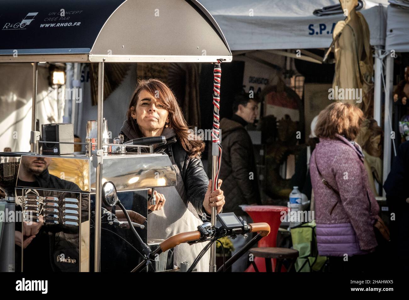 Mercato delle pulci su Pont Luis Phillipe, Parigi, Francia Foto Stock