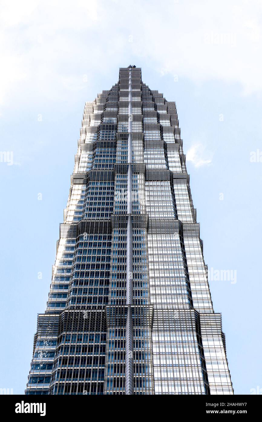Facciata della Jinmao Tower a Shanghai, alta 420,5 metri, era l'edificio più alto della Cina nel corso del 20th secolo Foto Stock