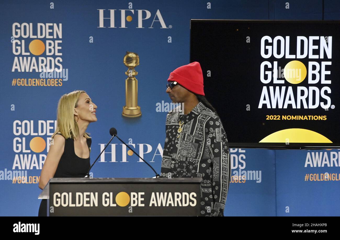 Beverly Hills, Stati Uniti. 13th Dic 2021. Il presidente della Hollywood Foreign Press Association Helen Hoehne e Snoop Dogg presentano le nomination 79th Annual Golden Globe Award al Beverly Hilton lunedì 13 dicembre 2021 a Beverly Hills, California. Foto di Jim Ruymen/UPI Credit: UPI/Alamy Live News Foto Stock