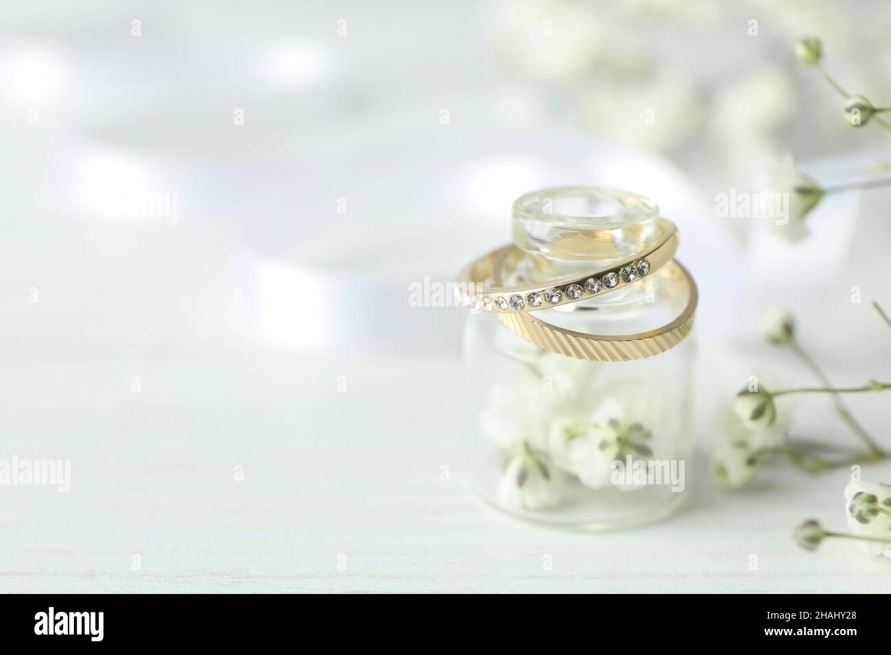 Concetto di accessori per matrimoni con anelli per matrimoni su sfondo bianco in legno Foto Stock