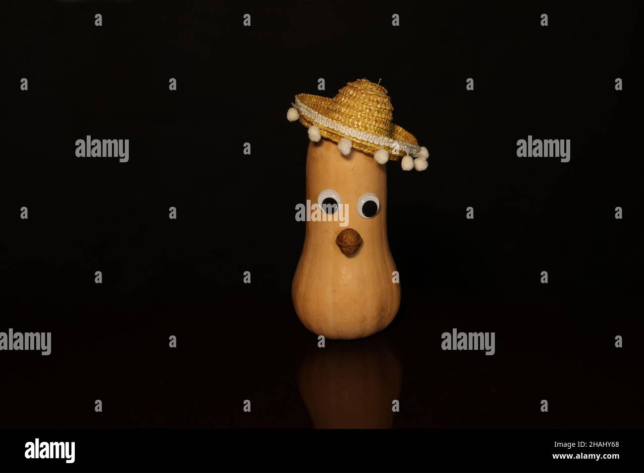 Zucca in sombrero, con occhi e naso incollati. Foto Stock