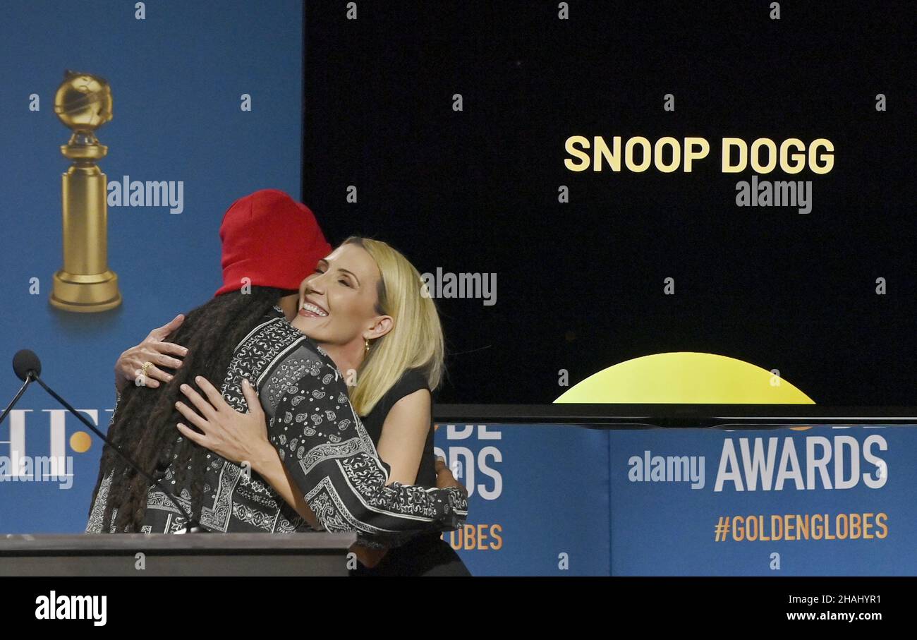 Beverly Hills, Stati Uniti. 13th Dic 2021. Il presidente della Hollywood Foreign Press Association Helen Hoehne e Snoop Dogg presentano le nomination 79th Annual Golden Globe Award al Beverly Hilton lunedì 13 dicembre 2021 a Beverly Hills, California. Foto di Jim Ruymen/UPI Credit: UPI/Alamy Live News Foto Stock