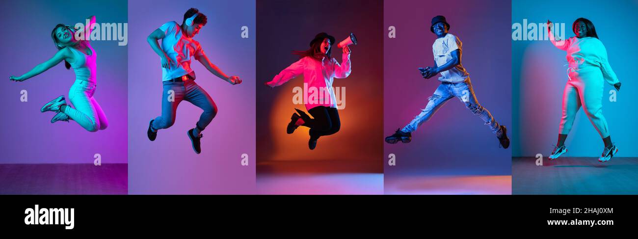 Immagine composita di ritratti di giovani multietnici che saltano isolati su sfondo multicolore in luce al neon. Foto Stock