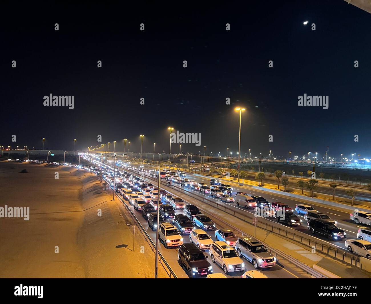 Doha Road e traffico a al khor al Bayt Stadium Road Foto Stock